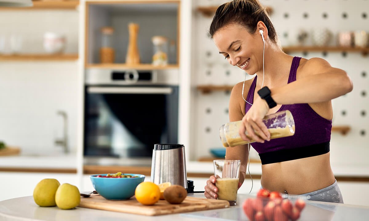 Donna realizza a colazione frullati pappapronta